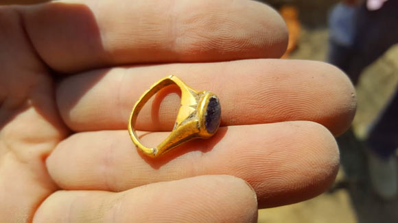 Israeli Archaeologists Discover a Magnificent Ancient Gold Ring